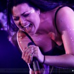 „With Or Without You“: Amy Lee von Evanescence covert U2