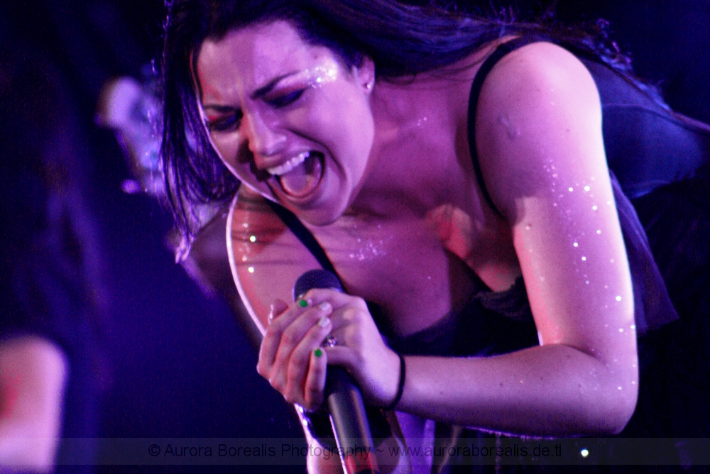 „With Or Without You“: Amy Lee von Evanescence covert U2